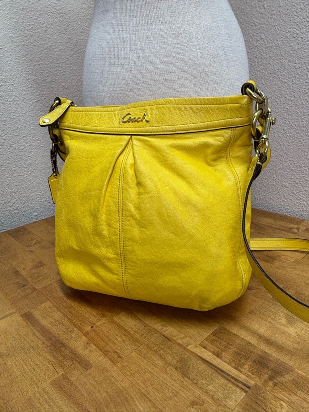 Coach Ashley Hippie Yellow Leather Shoulder Bag F20114 - Picture 3 of 16